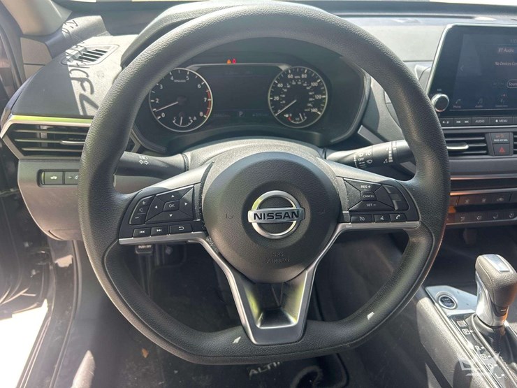 2022-nissan-altima-sedan-image-12