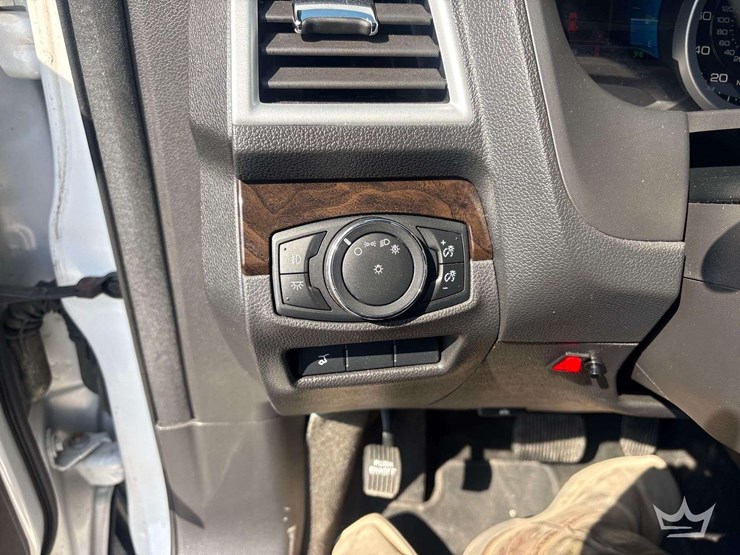 2015-ford-explorer-image-19