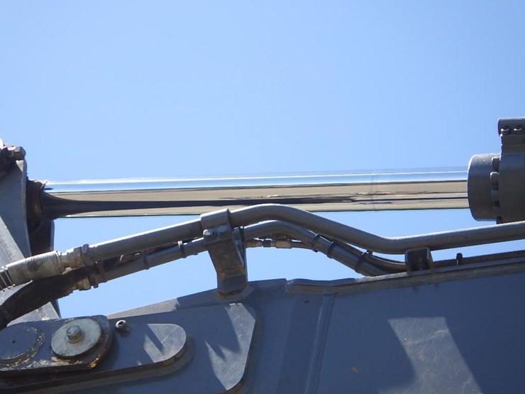 deere-245g-lc-image-17