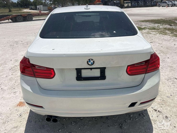 2013-bmw-328i-sedan-image-14