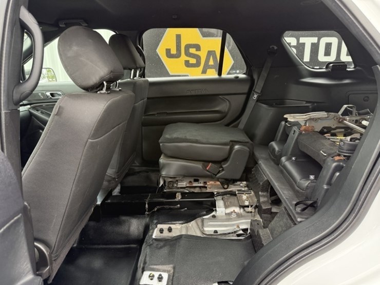 2018-ford-explorer-image-16
