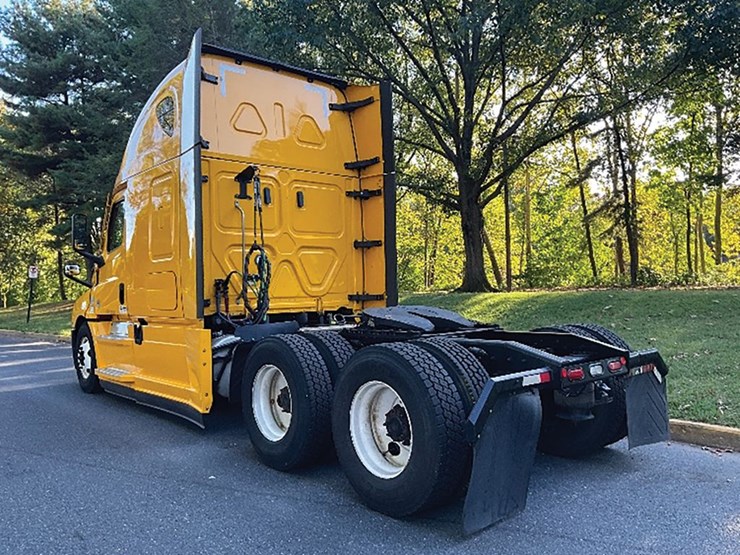 2022-freightliner-cascadia-126-image-2