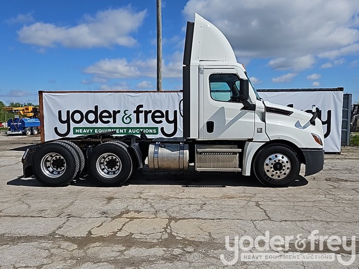 2020-freightliner-cascadia-126-image-4