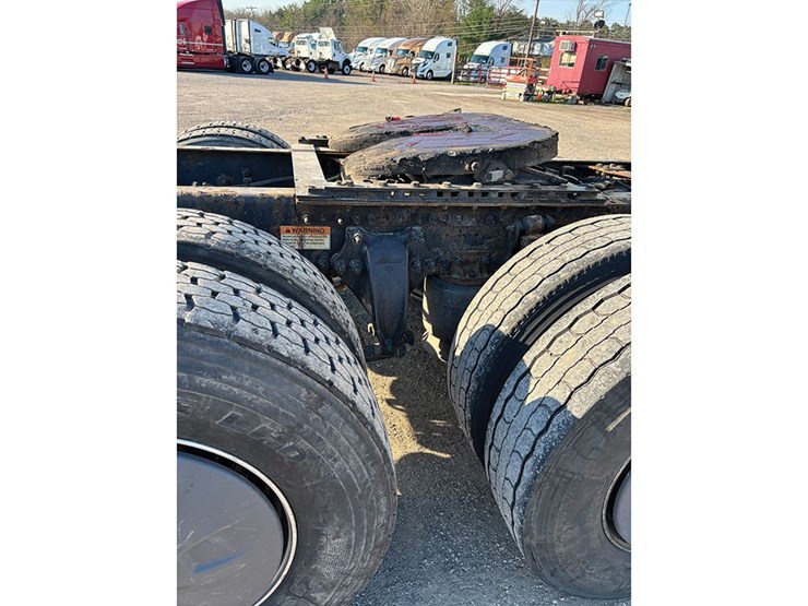 2019-freightliner-cascadia-126-image-8