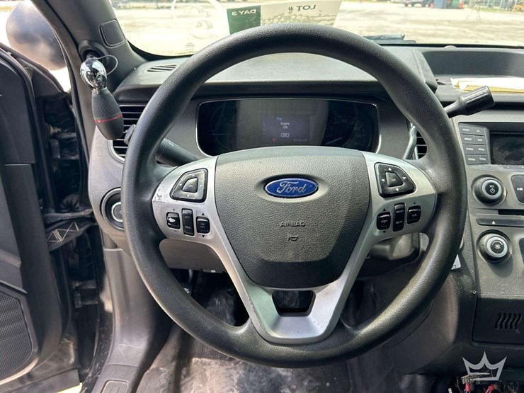 2014-ford-taurus-sedan-image-12