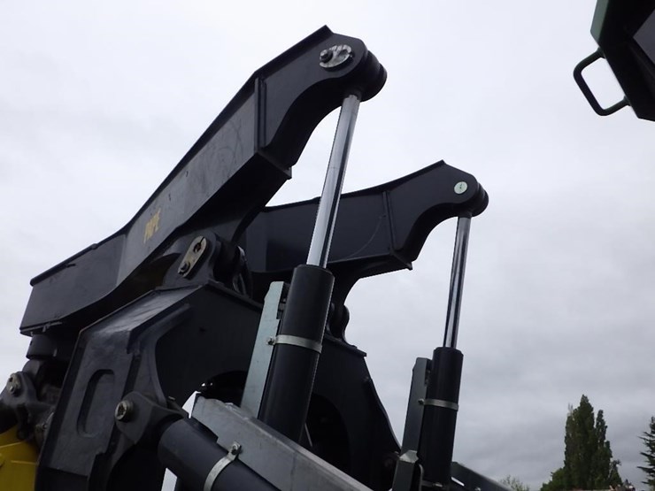 2022-deere-648l-image-21