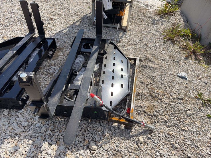 2026-giyi-hydraulic-skid-steer-forks-image-4