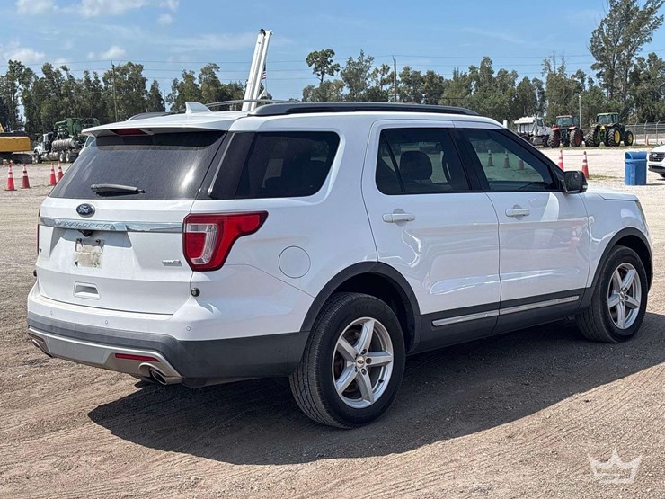 2016-ford-explorer-image-3