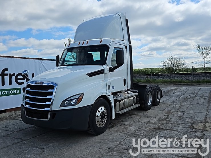2020-freightliner-cascadia-126-image-2