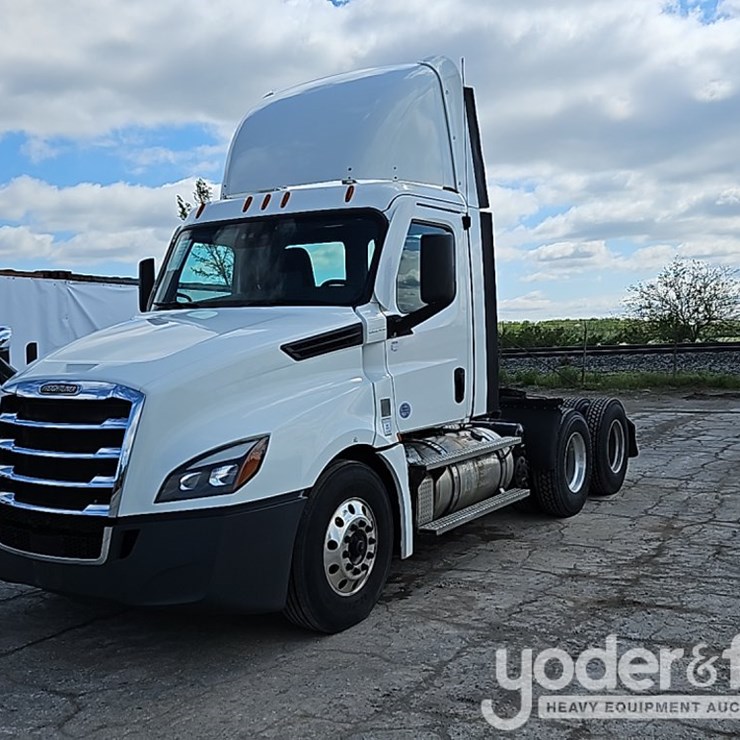 2020 FREIGHTLINER CASCADIA 126