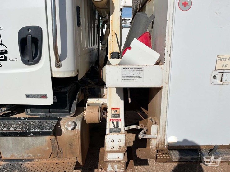 2010-freightliner-m2-106-image-19