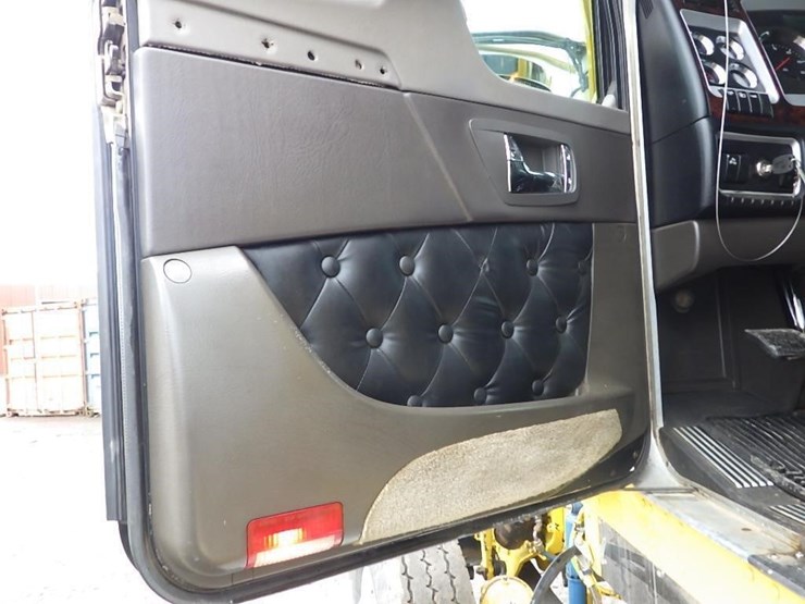 2016-kenworth-w900-image-77