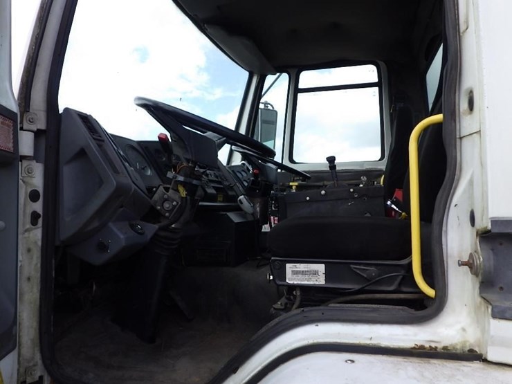 2003-freightliner-fc70-image-37