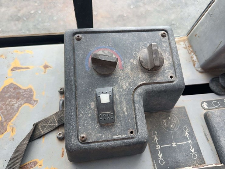 2006-caterpillar-d3g-xl-image-30