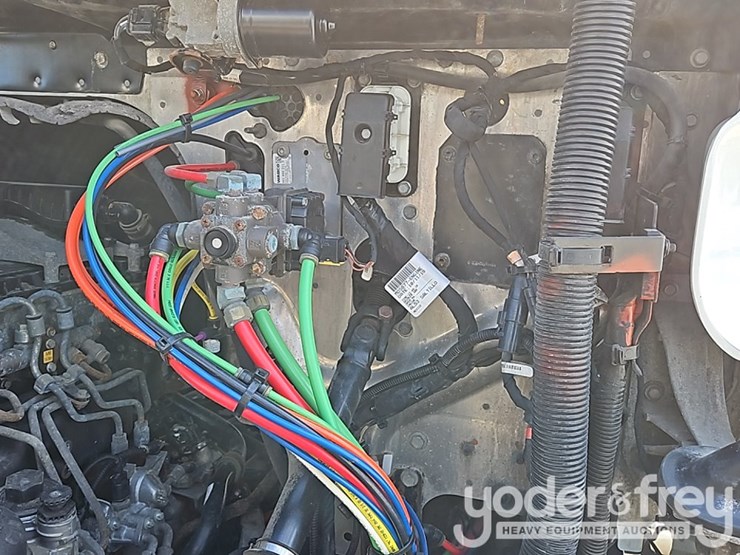 2020-freightliner-cascadia-126-image-26