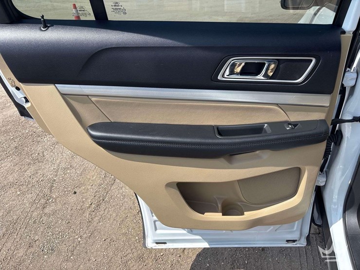 2016-ford-explorer-image-24