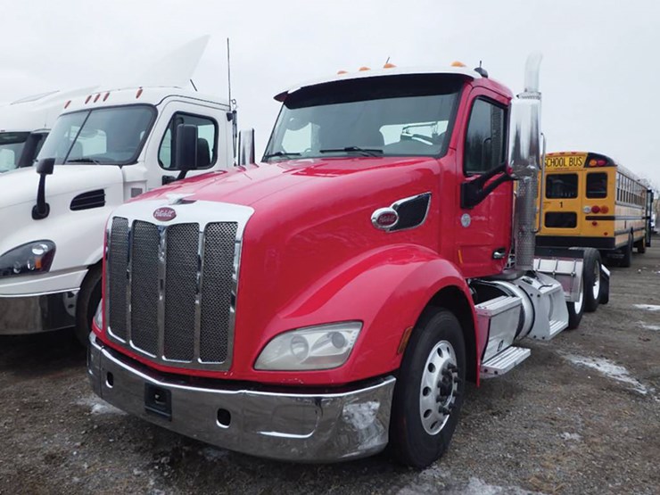 2018-peterbilt-579-image-1