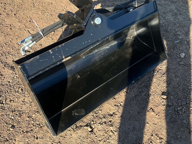 32-in-heavy-duty-hydraulic-tilting-and-slope-cutting-mini-excavator-bucket-(new/unused)-image-3