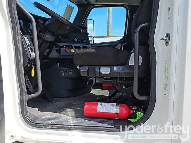 2020-freightliner-cascadia-126-image-33