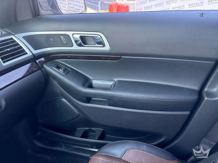 2015-ford-explorer-image-24