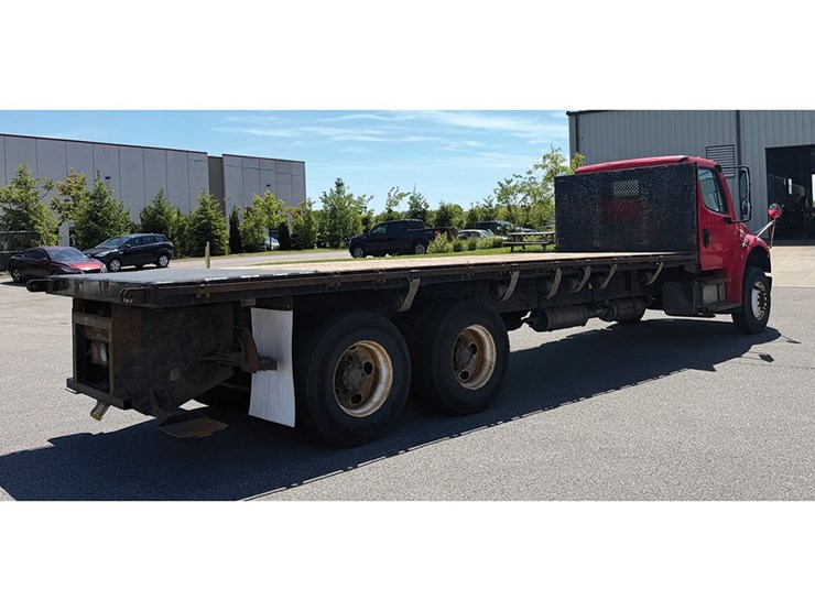 2015-freightliner-m2-106-image-3
