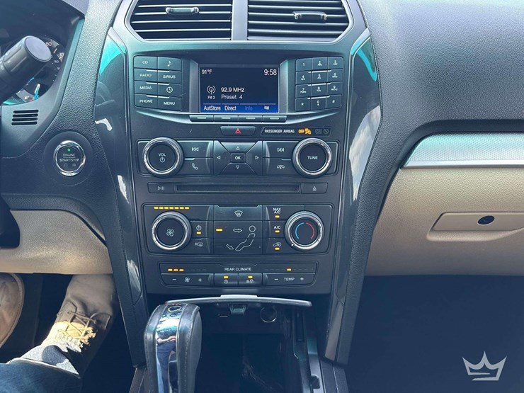 2016-ford-explorer-image-18