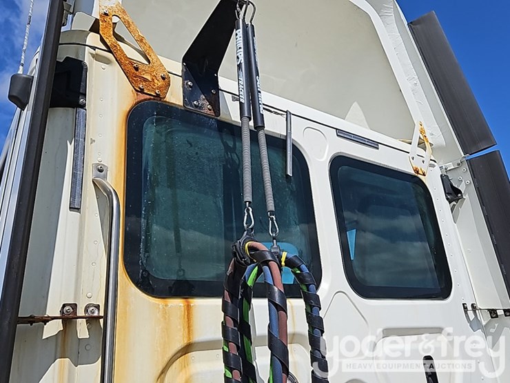2020-freightliner-cascadia-126-image-13