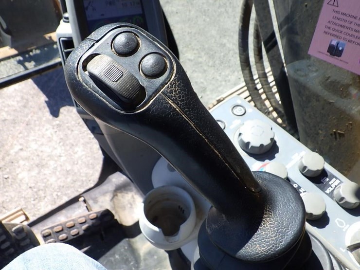 deere-245g-lc-image-52
