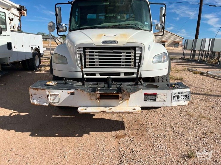 2010-freightliner-m2-106-image-8