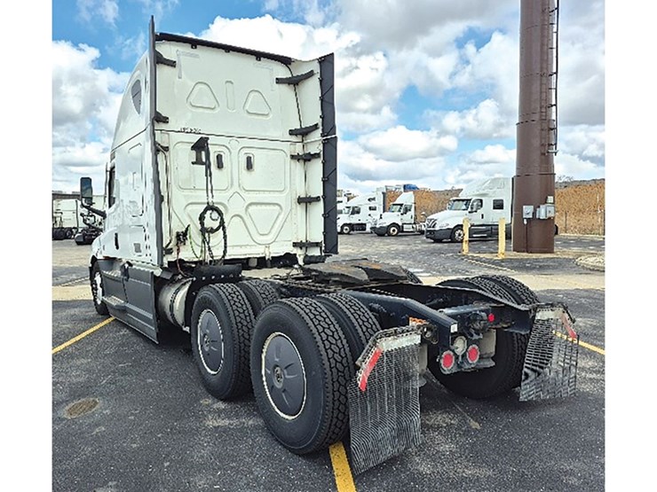 2023-freightliner-cascadia-126-image-2