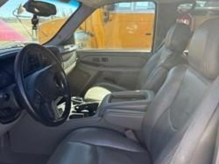 2004-chevrolet-suburban-image-6