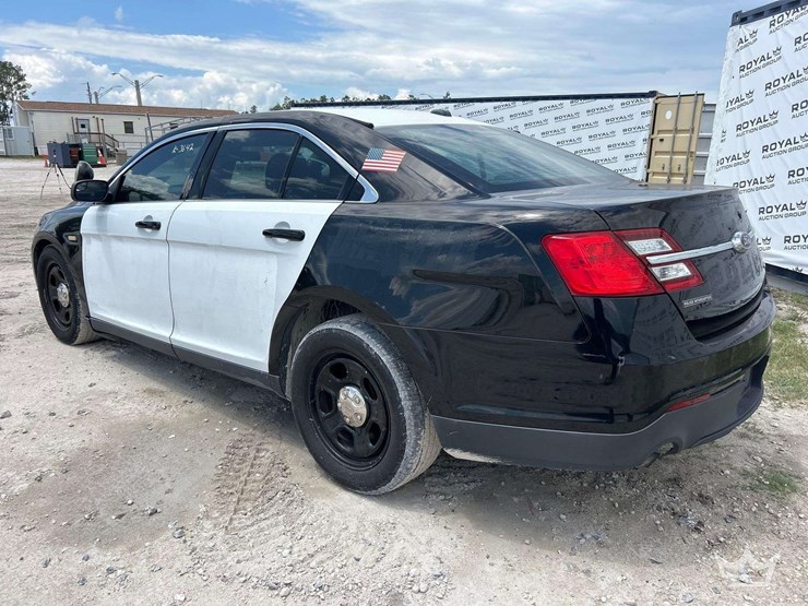 2018-ford-taurus-sedan.-image-4