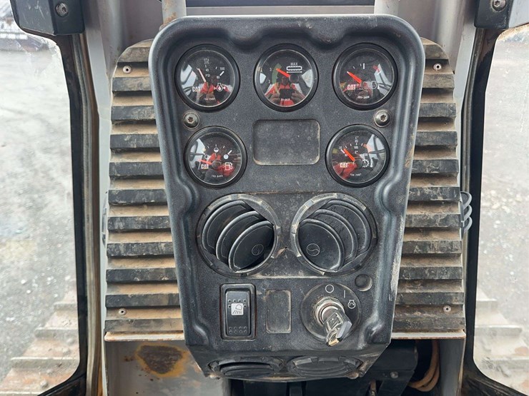 2006-caterpillar-d3g-xl-image-29