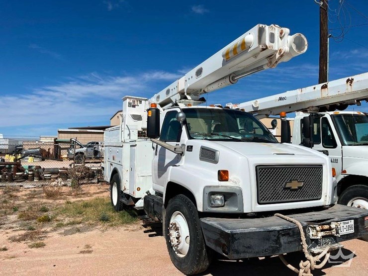 2006-chevrolet-c7500-bucket-truck-image-1