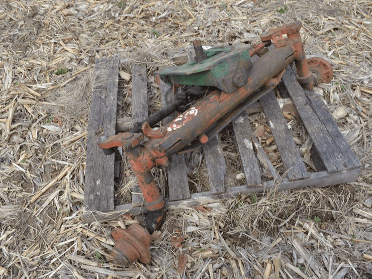 speedco-front-axle-off-oliver-tractor-image-1