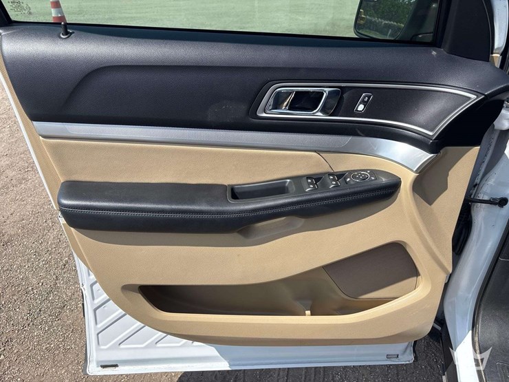 2016-ford-explorer-image-13