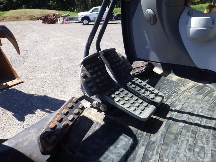 deere-245g-lc-image-47