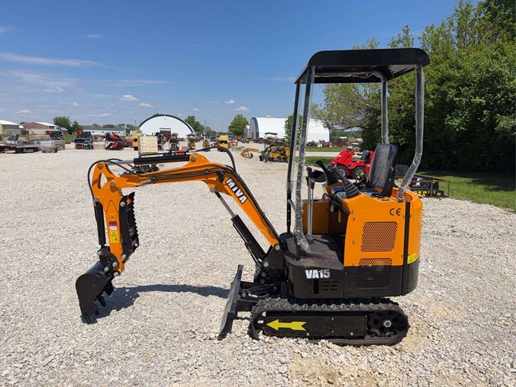 2026-miva-va15-mini-excavator-image-2