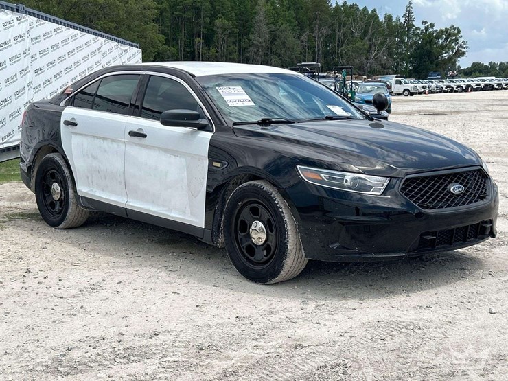 2018-ford-taurus-sedan.-image-2