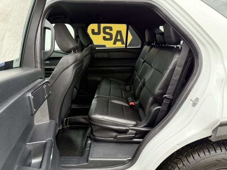 2020-ford-explorer-image-21