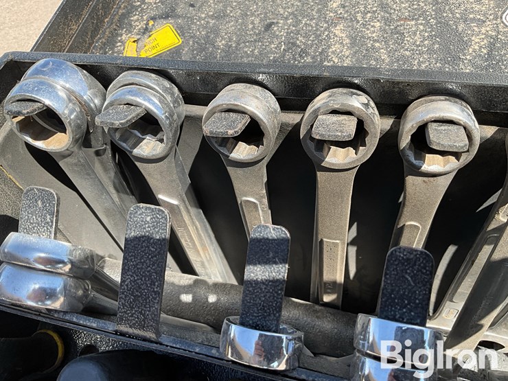cpl-fully-stocked-triangle-toolbox-&-receiver-mounted-vice-image-15