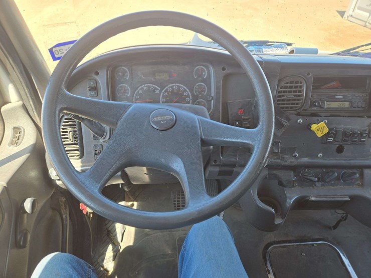 2006-freightliner-m2-106-image-16