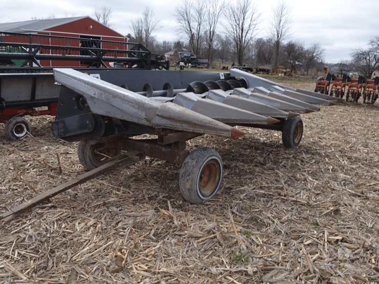 6-row-corn-head-with-wagon-gear-for-transport-image-1
