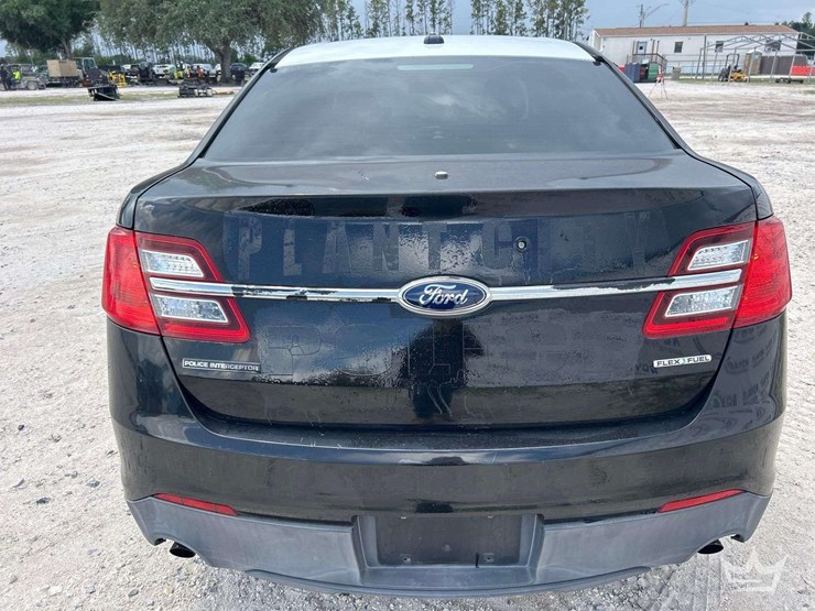 2014-ford-taurus-sedan-image-21