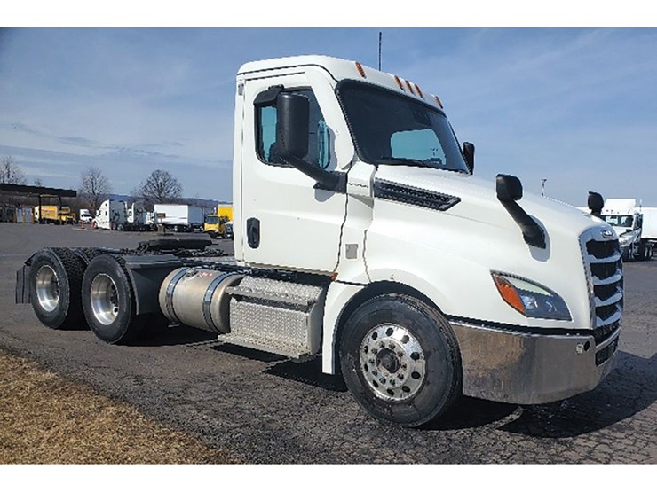 2020-freightliner-cascadia-126-image-1
