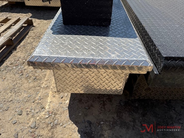 uws-aluminum-low-profile-diamond-plate-tool-box-image-2