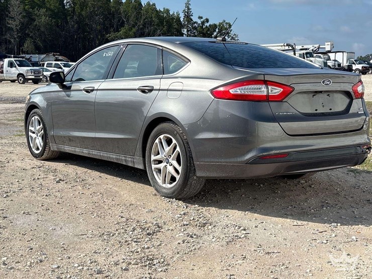 2014-ford-fusion-sedan-image-4