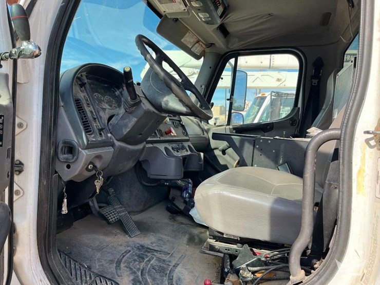 2010-freightliner-m2-106-image-12