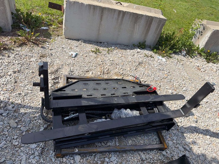 2026-giyi-hydraulic-skid-steer-forks-image-1