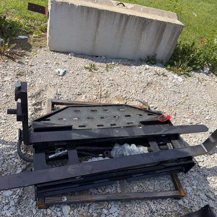 2026 GIYI Hydraulic Skid Steer Forks